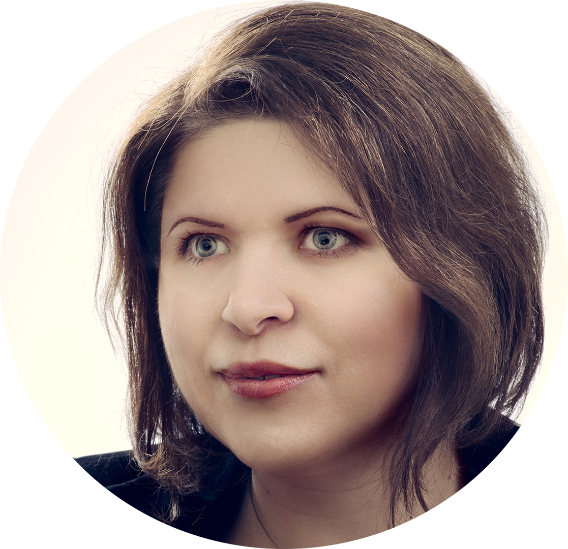 Headshop-portrait-of-lens-based-artist-Susanna-Patras